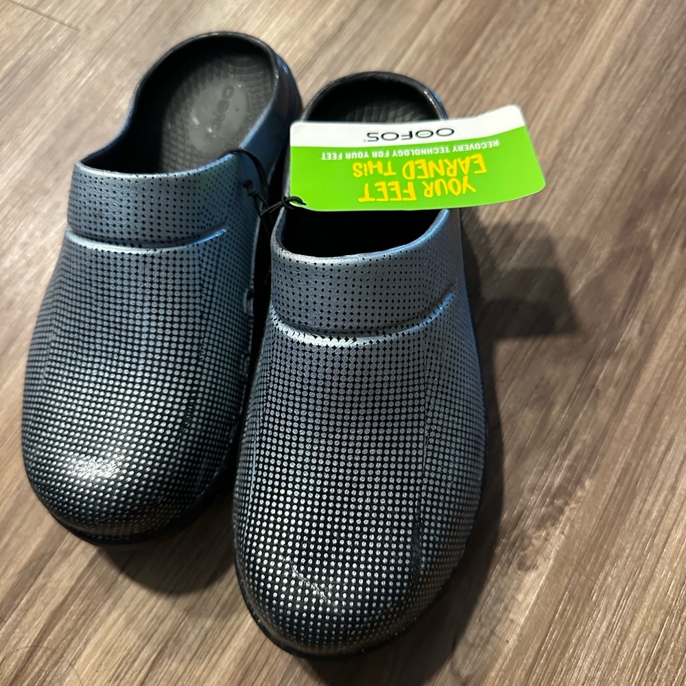 Oofos pixel platinum Clogs